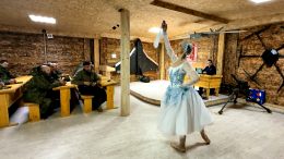 Искусство на линии фронта: балерина станцевала для бойцов группировки «Запад»