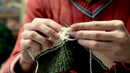 От соцсетей к спицам: зумеры массово осваивают хобби прошлого века
