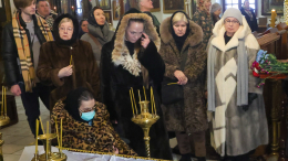 Не одна: адвокат Кириенко поддержала Марию Баталову на прощании с матерью