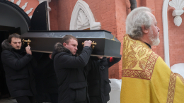 «Сейчас мама уедет»: как дочь Гитаны Леонтенко проводила ее в последний путь