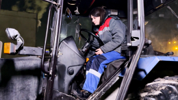 «Быть чуть мужественнее»: студентка выучилась на тракториста и помогает чистить дороги в Уфе