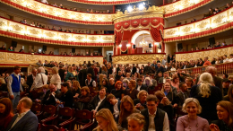 «Чтобы было стыдно»: Песков придумал, как заставить театралов соблюдать дресс-код