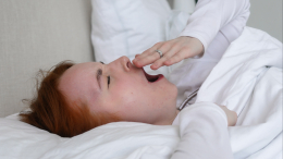 «Включает режим выживания»: как недосып может влиять на фигуру