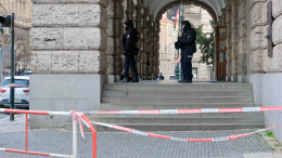 Достала из сумки: жительница Праги принесла в полицию противотанковую ракету