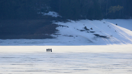 В Астрахани с дрейфующей льдины спасли рыбаков с ребенком