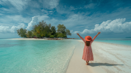 «Сбежала из офиса»: женщина бросила карьеру ради жизни на необитаемом острове