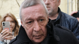 Москвичи выстроились в очереди, чтобы купить билеты на премьеру с Ефремовым