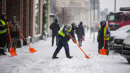 Поменять компьютер на лопату? Сколько на самом деле зарабатывают дворники