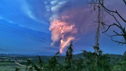 Вулкан Майон начал извергаться на острове Лусон на Филиппинах