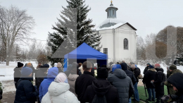 «Начну реветь»: неравнодушные люди приходят попрощаться с погибшим от рук педофила 9-летним Пашей