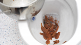 Фатальный засор: что нельзя смывать в унитаз ни при каких условиях