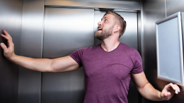 Лифт постоянно ломается, а УК бездействует? Что делать и куда жаловаться