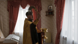 «Ни с какими свечками ходить не нужно»: как освятить квартиру и очистить ее от негатива