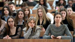 Путин поручил создать условия для студенток‑матерей