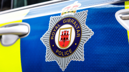 Мужчина избил бывшую девушку скалкой, укусил ее и вырвал волосы