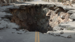 Посреди дороги в Шанхае образовалась «Дыра в ад»