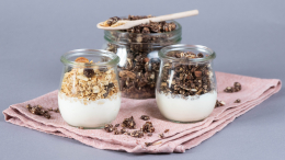 Недоеденные йогурты в холодильнике оказались признаком деменции у женщины