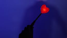 «Безопасно и бережно»: как поговорить с ребенком о первой любви