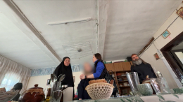 Под присягой «царю»: мать везет двух дочерей из Петербурга к сектантам