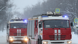 Пожарные не могли сразу начать тушить горящий дом во Владивостоке из-за машин