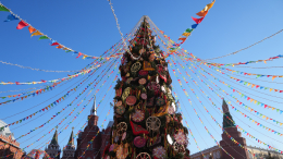 Блинное меню и «Лебединое озеро» на льду: как отметить Масленицу в Москве