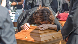 Взять себя в руки: как организовать похороны и пережить смерть близкого