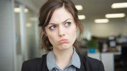 Опасность плохого настроения: ворчание на работе может стать причиной увольнения