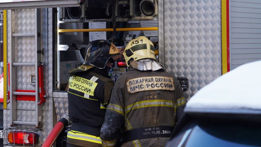 На севере Москвы загорелось здание офисного центра