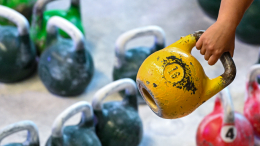 Дефицит железа: в России резко вырос спрос на гири с начала года