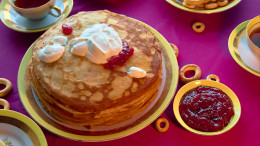 С трюфельным пюре, креветками и «брутальными» начинками: какие блины едят звезды