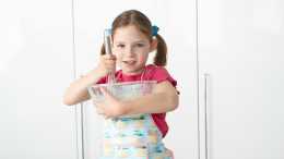 Венчик вместо машинки: кухонная утварь развивает детей лучше игрушек