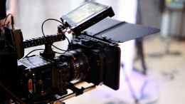 Снятые более трех лет назад фильмы не могут выйти в прокат из-за конфликта продюсера и режиссера