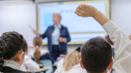 Важно разговаривать: психолог о том, как помочь ребенку в конфликте с учителем