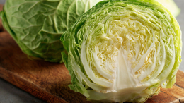 Обычный овощ вместо дорогой косметики? Врач рассказала о пользе капусты для кожи лица