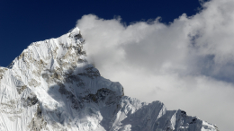 Непальский альпинист покорил Эверест четыре раза за две недели