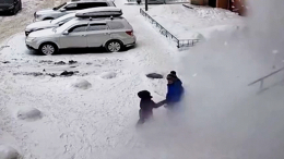 Секунды до трагедии: в Тюмени снег с крыши едва не убил бабушку и внука