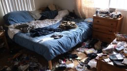 Стыдно впустить медсестру: женщина из-за тяжелой болезни превратила дом в свалку