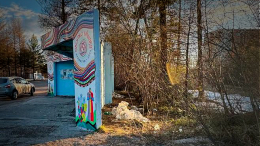 В Якутии мужчина изнасиловал женщину и спрятал ее тело в сугробе за остановкой