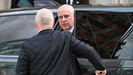 Таинственная папка в руках офицера: полиция провела обыск в доме принца Эндрю