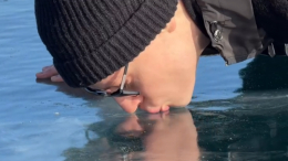 «Не мешайте ребенку»: психолог объяснила, зачем SHAMAN облизнул Байкал