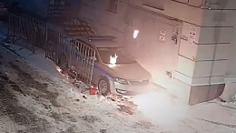 В Москве молодой человек по указу мошенников поджег полицейский автомобиль