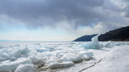 Автомобиль с туристами провалился под лед на Байкале — есть погибшие