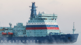 Вызволяет из холодного плена: атомный ледокол помогает судам пройти по замерзшему Финскому заливу