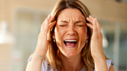 Ловушки тревожности: эксперт перечислил привычки, мешающие успокоиться