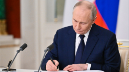 Путин подписал закон о сохранении выплат многодетным семьям