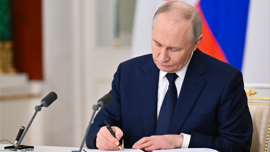Путин подписал закон о сохранении выплат многодетным семьям