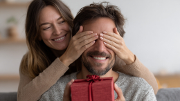 Гель для душа или айфон? Какие подарки лучше подходят для гендерных праздников