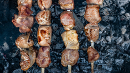 В Москве мужчину арестовали на 13 суток за жарку шашлыка на балконе