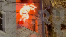 Три квартиры загорелись в жилом доме в центре Москвы