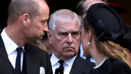 Наследником меньше: в Букингемском дворце обсуждают скандал вокруг принца Эндрю